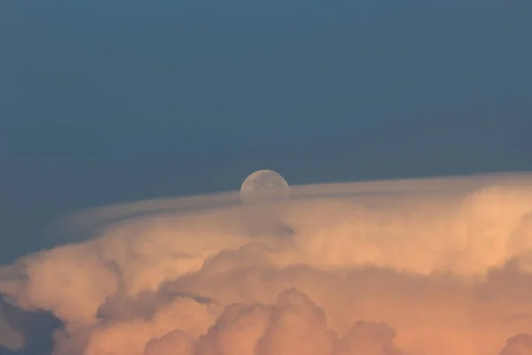 Conjunto Imagens Nuvens Noturnas Lua Subindo Antes Noite — Fotografia de Stock