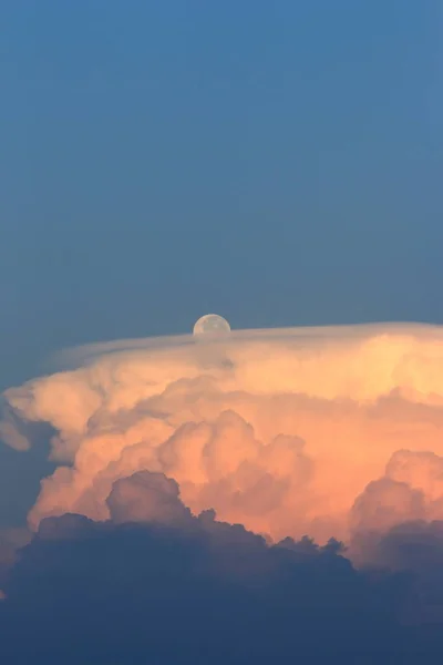 Conjunto Imágenes Nubes Nocturnas Luna Saliendo Antes Noche — Foto de Stock