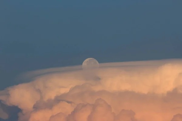 Conjunto Imágenes Nubes Nocturnas Luna Saliendo Antes Noche Imágenes De Stock Sin Royalties Gratis