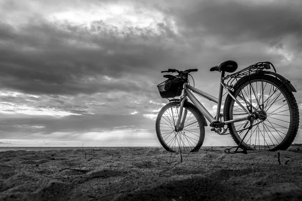 A bicicleta e a vista da manhã. Praia de Samila Songkhla . — Fotografia de Stock