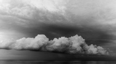 Siyah ve beyaz bulut şekli garip Panoraması.