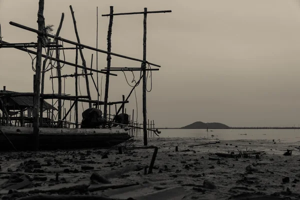 Un barco pesquero frente a la costa. El parque acuático junto al flo del mar — Foto de Stock