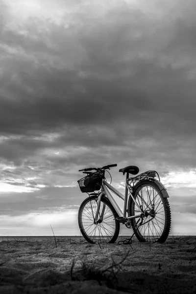 Zwart-wit beeld weergave laag zand met fiets — Stockfoto