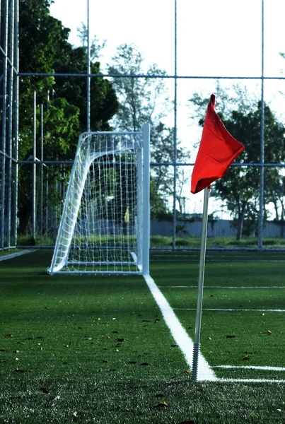 Kırmızı köşede bayrak futbol sahası