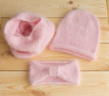 El ile bir pembe angora bağlantılı dizi üç aksesuarları (şapka, Lic ve kafasını bandaj)