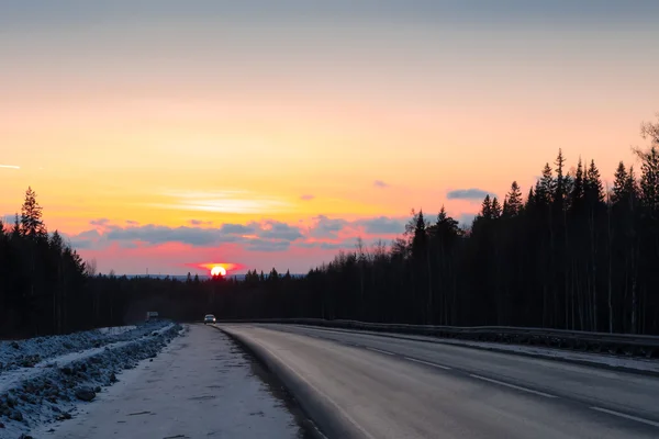 Camino de primavera con coches al atardecer — Foto de Stock