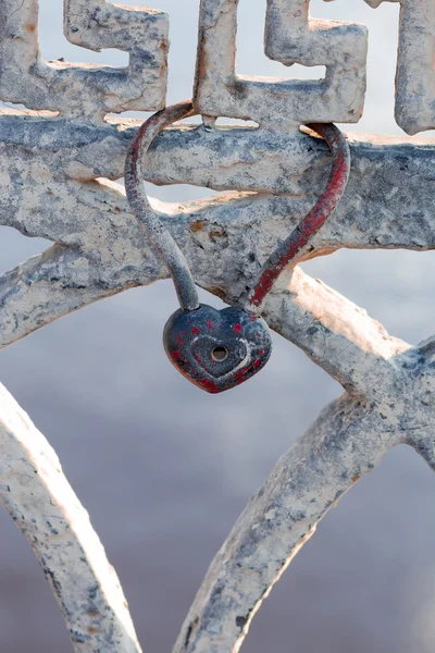 Kirli bir çit üzerinde kalp şeklinde terk edilmiş Kalesi — Stok fotoğraf