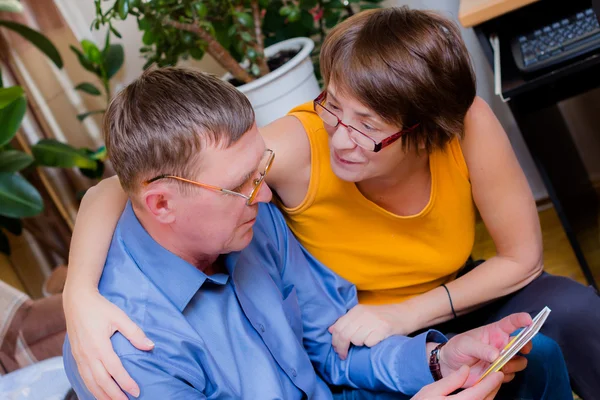 yaşlı çift eski bir fotoğraf albümü görünüyor