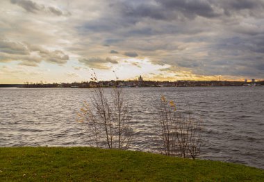 Tagil göl kenarındaki çardakta. Nizhny Tagil. Sverdlovsk bölgesi. Rusya