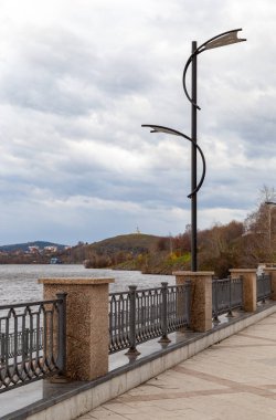 Tagil göl kenarındaki çardakta. Nizhny Tagil. Sverdlovsk bölgesi. Rusya