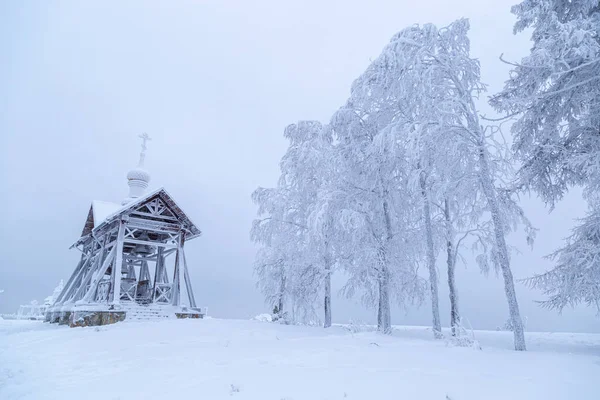 Μια Σιδερένια Καμπάνα Καλυμμένη Παγετό Και Χιόνι Μια Παγωμένη Μέρα — Φωτογραφία Αρχείου
