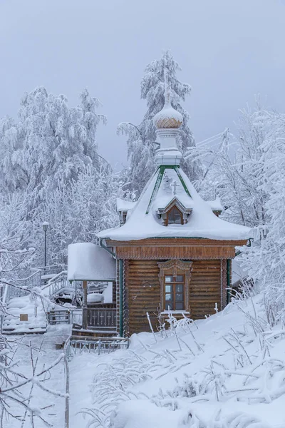 贝拉亚山山顶的一座小教堂 由木料制成 位于雪原覆盖的冬季森林中 毗邻贝科尔斯基泥泞的修道院 Perm Territory Ural Russia — 图库照片