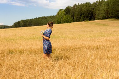 bir alandaki bir buket konumu olan kadın