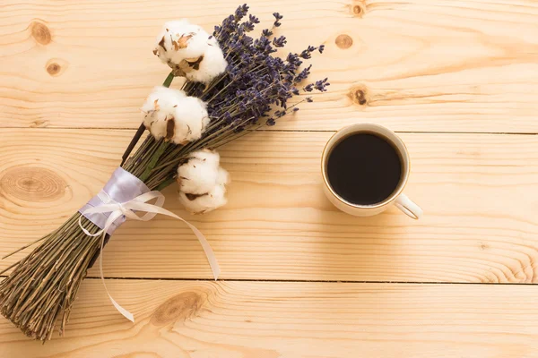 fincan kahve ve bir ahşap tepsi üzerinde lavanta