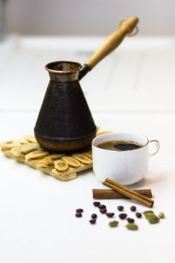 Yeni pişirilmiş kahve kokulu baharatlar Et mermer bir tablo ile.