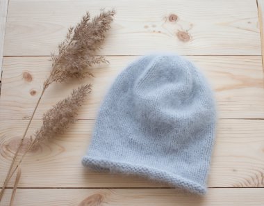 Yumuşak kapağı mavi angora doğal ahşap arka plan üzerinde el ile bağlı