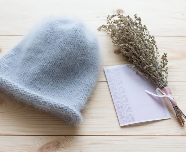 Yumuşak kapağı mavi angora ışın pelin doğal ahşap zemin üzerine el ile bağlı