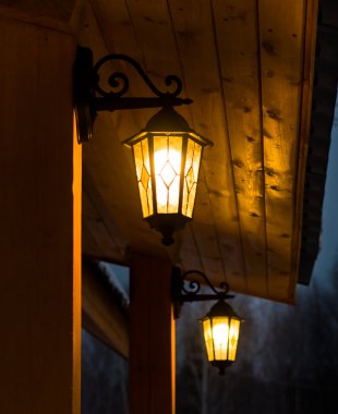 Siyah Işıklar evin önünde dekoratif cam ile gece karanlığında yanıyor. Fener üzerinde yakın odak