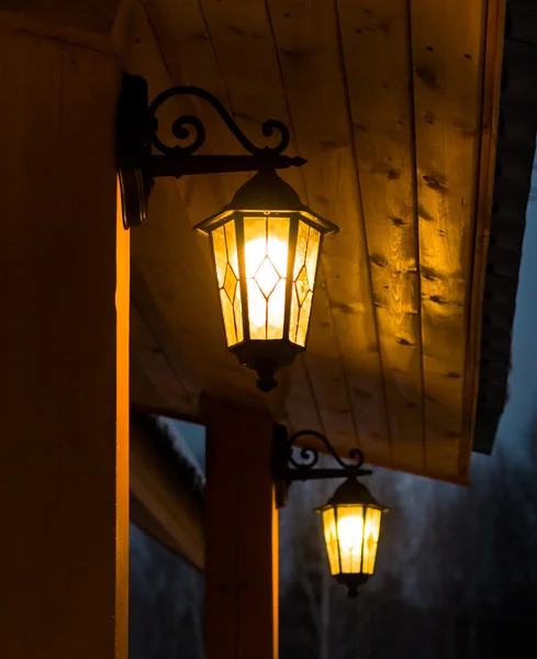 Černá světla s dekorativní sklo před domem jsou osvětleny za soumraku. zaměřit se na blízko Lucerna — Stock fotografie