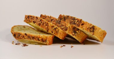 Beyaz ekmek dilimleri