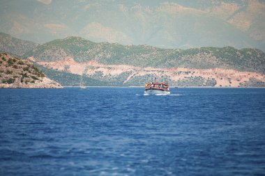 Denizde gemi yelken