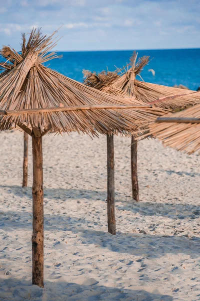 Straw umbrella on the hotel beach — Stock Photo, Image