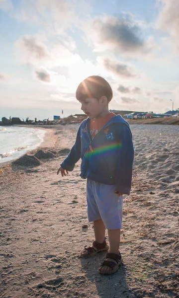 Niño jugando en la orilla del mar — Foto de Stock
