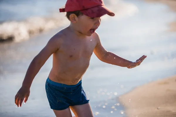 Kleiner Junge spielt am Meeresufer — Stockfoto