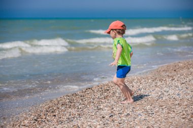 Sahilde küçük bir çocuk