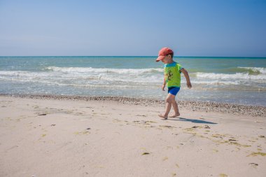 Sahilde küçük bir çocuk