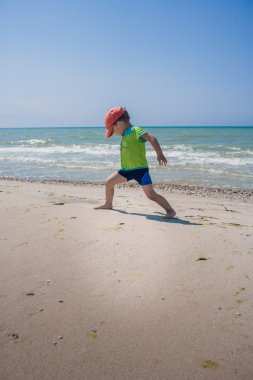 Sahilde küçük bir çocuk