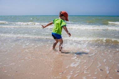 Sahilde küçük bir çocuk