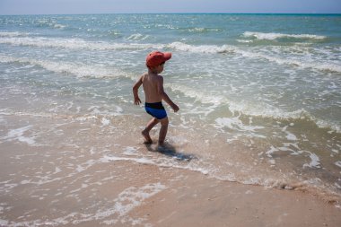 Sahilde küçük bir çocuk