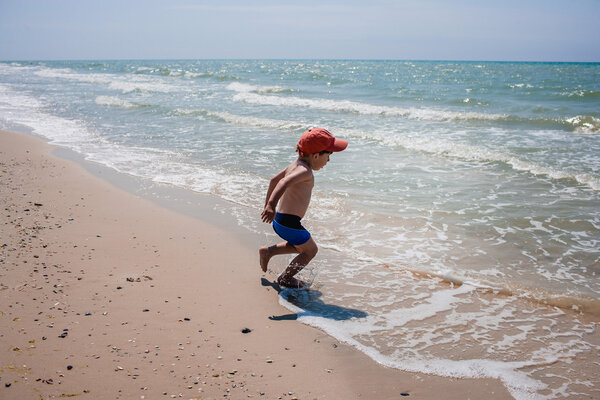 Маленький мальчик на пляже
