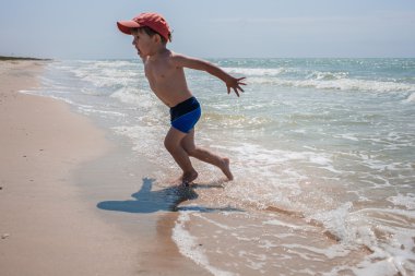 Sahilde küçük bir çocuk