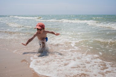 Sahilde küçük bir çocuk 