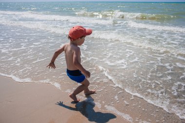 Sahilde küçük bir çocuk