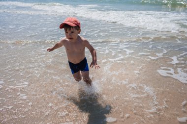 Sahilde küçük bir çocuk