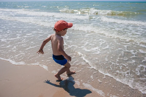 Un niño pequeño en la playa — Foto de Stock