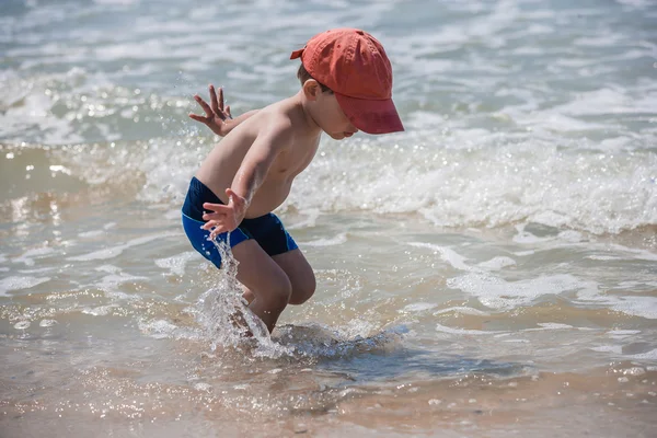 Un niño pequeño en la playa — Foto de Stock