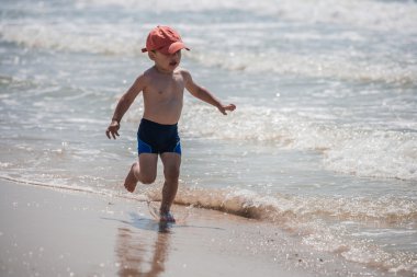 Sahilde küçük bir çocuk