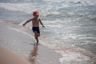 Sahilde küçük bir çocuk