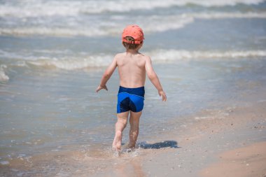 Sahilde küçük bir çocuk