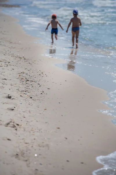 Seorang anak kecil di pantai — Stok Foto