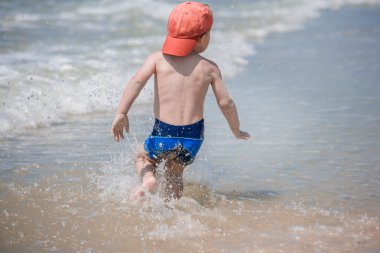 Sahilde küçük bir çocuk