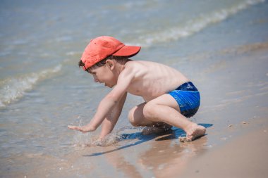 Sahilde küçük bir çocuk 