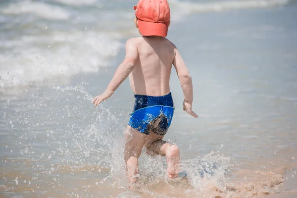 Sahilde küçük bir çocuk 