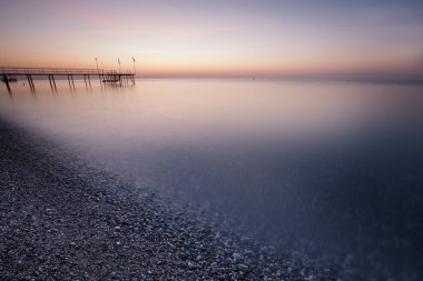 Mavi deniz, pembe gökyüzü