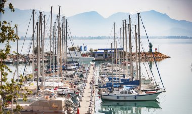 üstünde belgili tanımlık rıhtım yatlar
