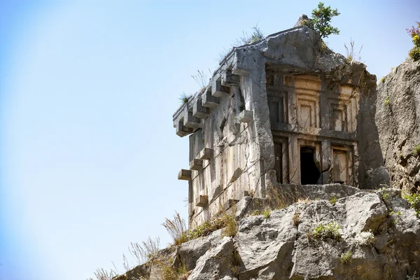 Antik bir tapınak kalıntıları
